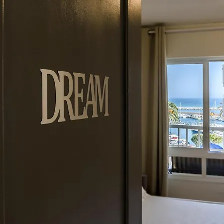 Marina With Sea Views, Pool And Parking Appartement