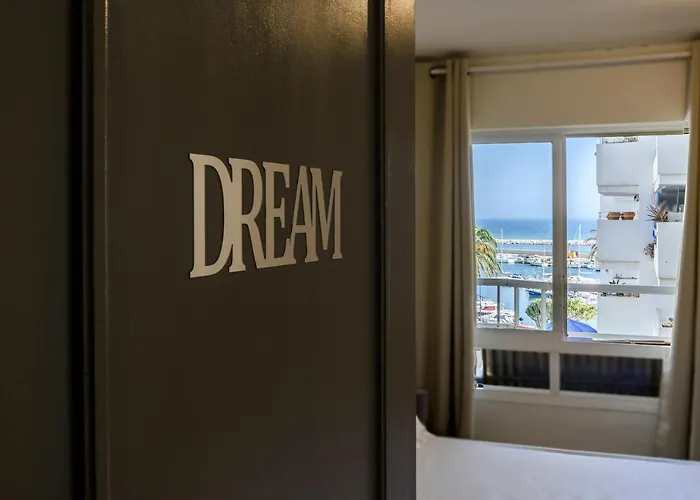 Marina With Sea Views, Pool And Parking Appartement