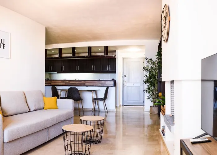 Marina With Sea Views, Pool And Parking Appartement *