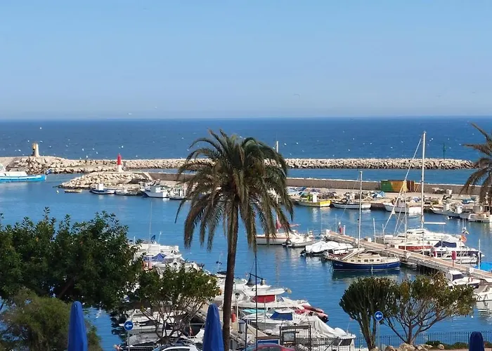Marina With Sea Views, Pool And Parking *