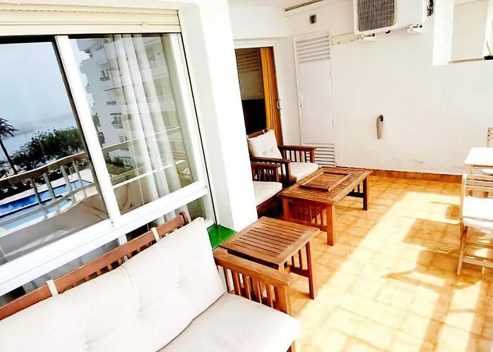 Marina With Sea Views, Pool And Parking Appartement *